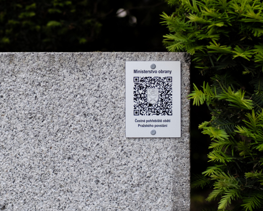 Informační destička s QR kódem na Čestném pohřebišti obětí Pražského povstání na Olšanských hřbitovech v Praze.