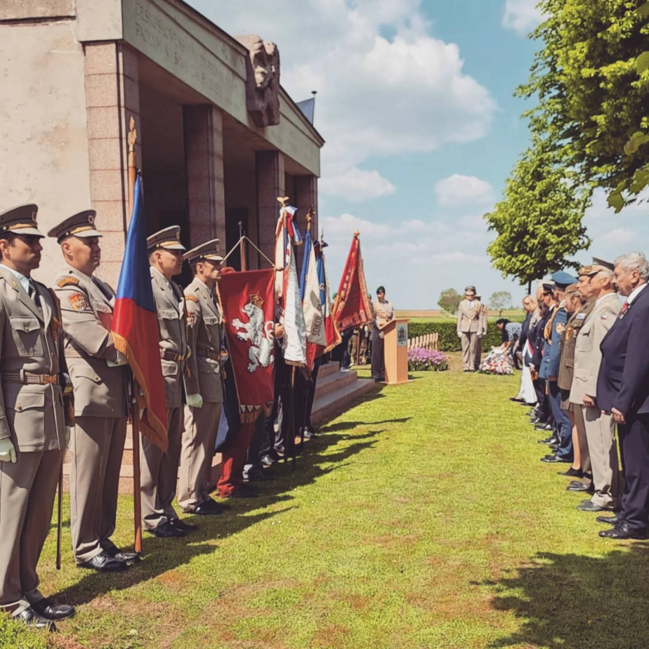 Pietní vzpomínka na vojenském hřbitově v La Targette za účasti představitelů ministerstva obrany a armády ČR a Francie u příležitosti 110. výročí bitvy u Arrasu, květen 2025.