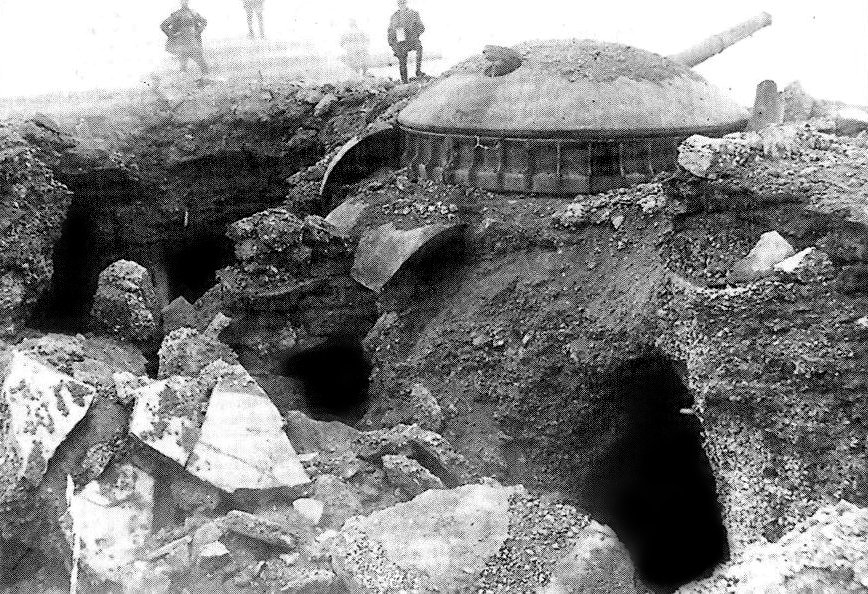 Italská pevnost Verena – na snímku dělová věž č. 3. Dne 19. května 1916 v 15:00 byla zahájena palba na pevnost. Ostřelování trvalo do 23. května, kdy byla pevnost definitivně zničena.
