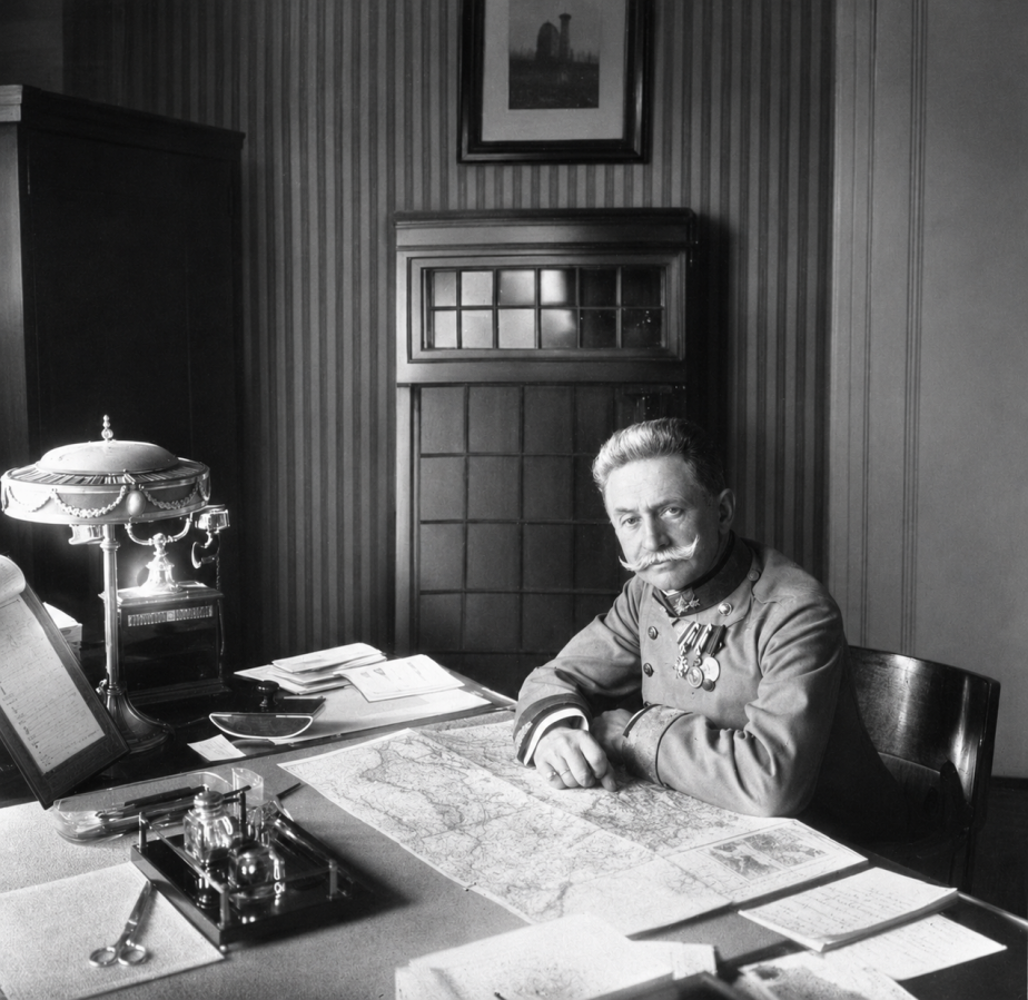 Generálplukovník Franz Conrad von Hötzendorf (1852–1925) – náčelník rakousko-uherského generálního štábu, hlavní autor a iniciátor ofenzivy na italské frontě v oblasti Trentina.