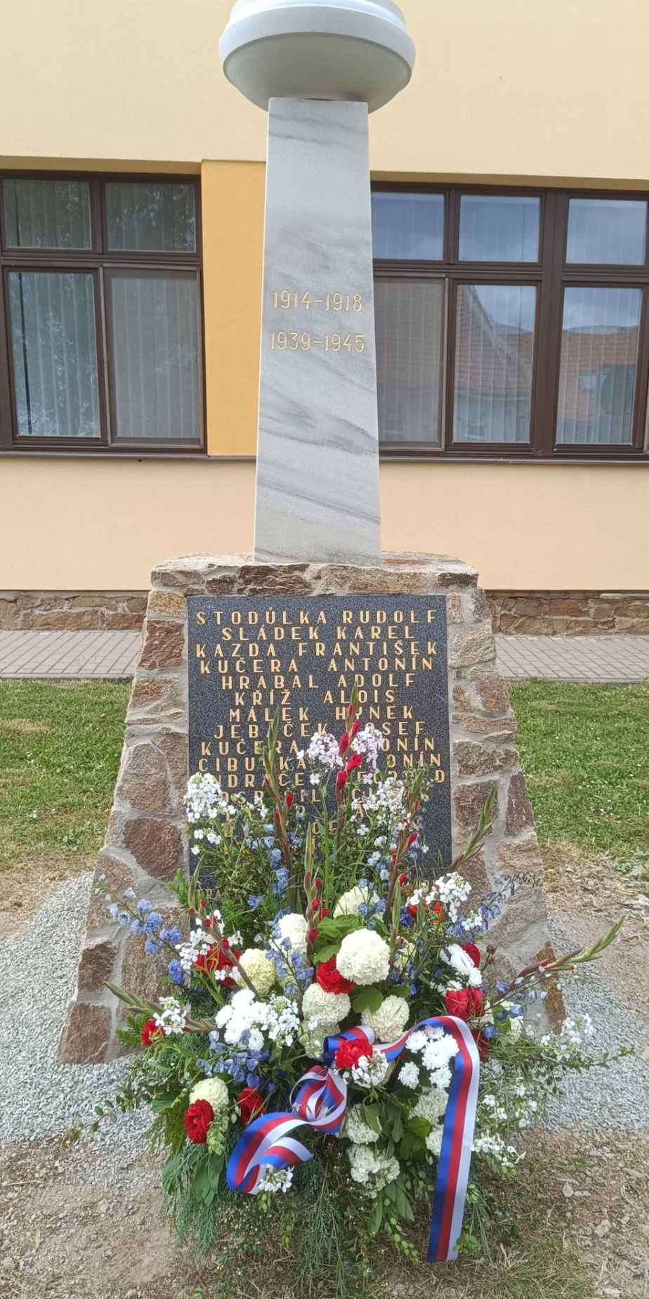 Pohled na pomník v Jinačovicích po renovaci.