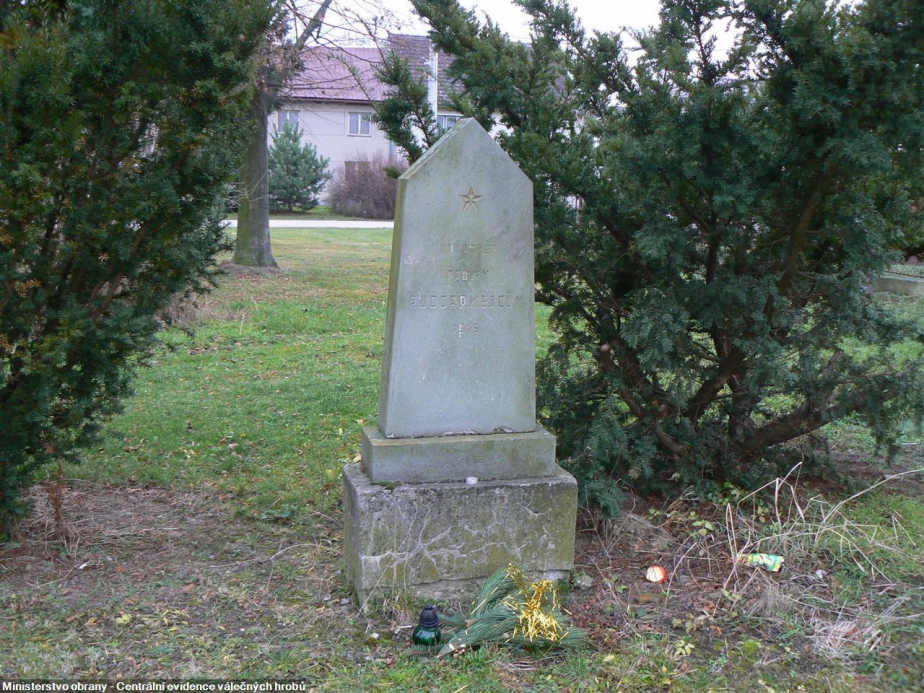 Pomník padlým rudoarmějcům ve Štarnově před renovací. 