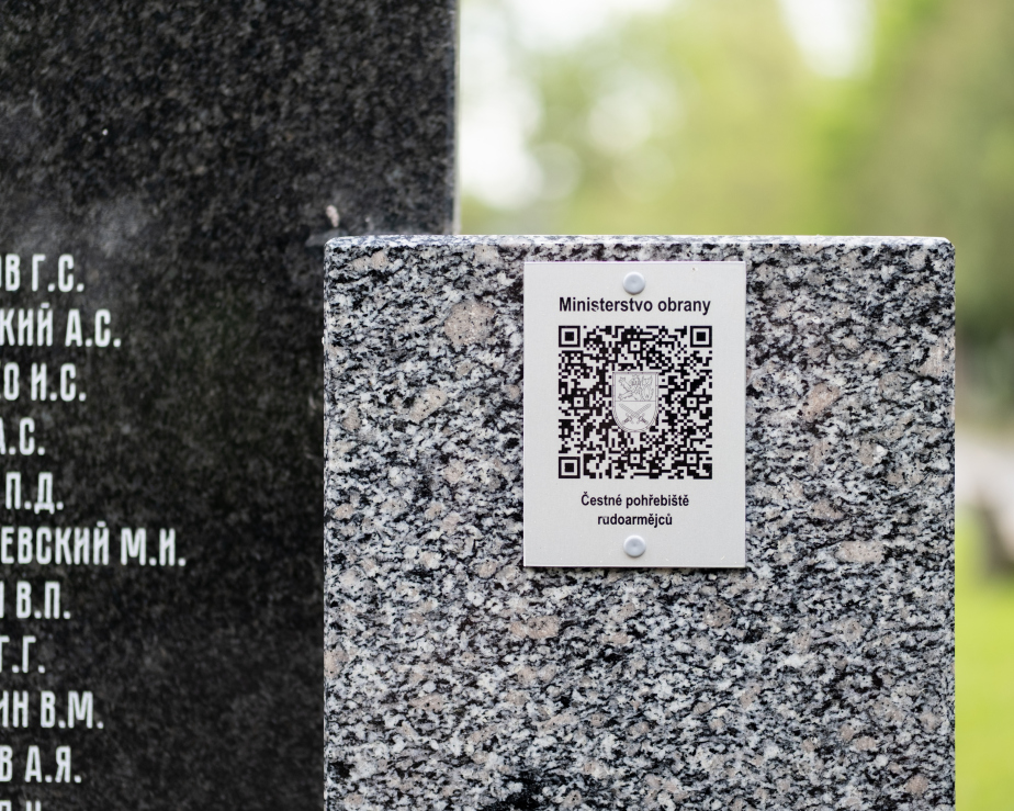 Informační destička s QR kódem na Čestném pohřebišti rudoarmějců na Olšanských hřbitovech v Praze.