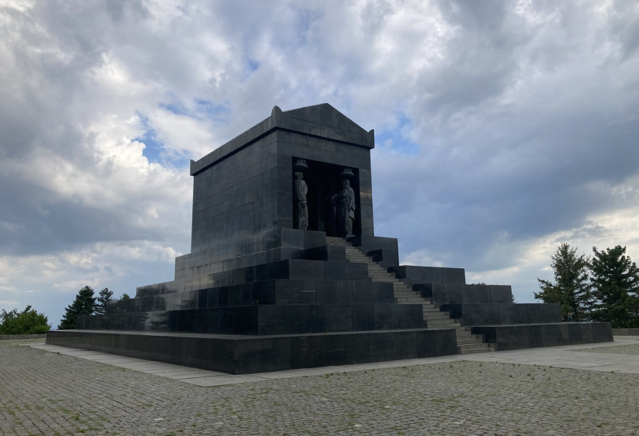 Památník neznámého vojína na vrchu Avala jižně od Bělehradu. Výstavbu inicioval král Alexandr I. jako symbol uctění obětí balkánských válek a první světové války. Na památníku je proto uvedeno časové rozmezí 1912–1918; dokončen byl v roce 1938.