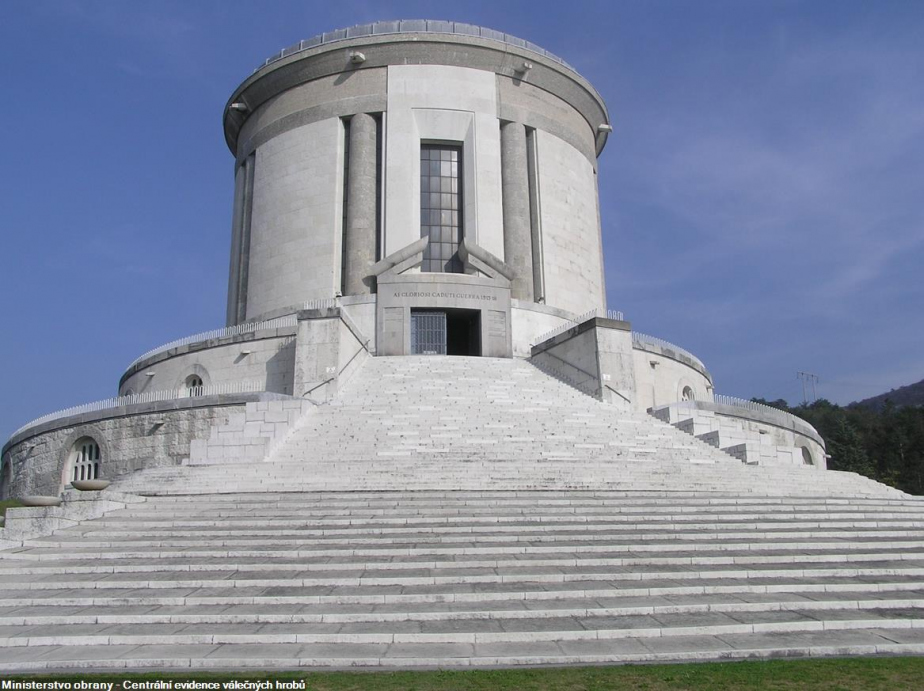 Rovereto, Castel Dante – památník stojí na vrcholu kopce Castel Dante, jen několik kilometrů od historického centra města Rovereto. Vybudován byl v letech 1936–1938 a je zde pochováno více než 20 000 obětí I. světové války.