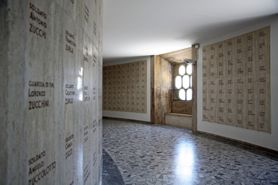 Rovereto, Castel Dante – vnitřní část památníku.