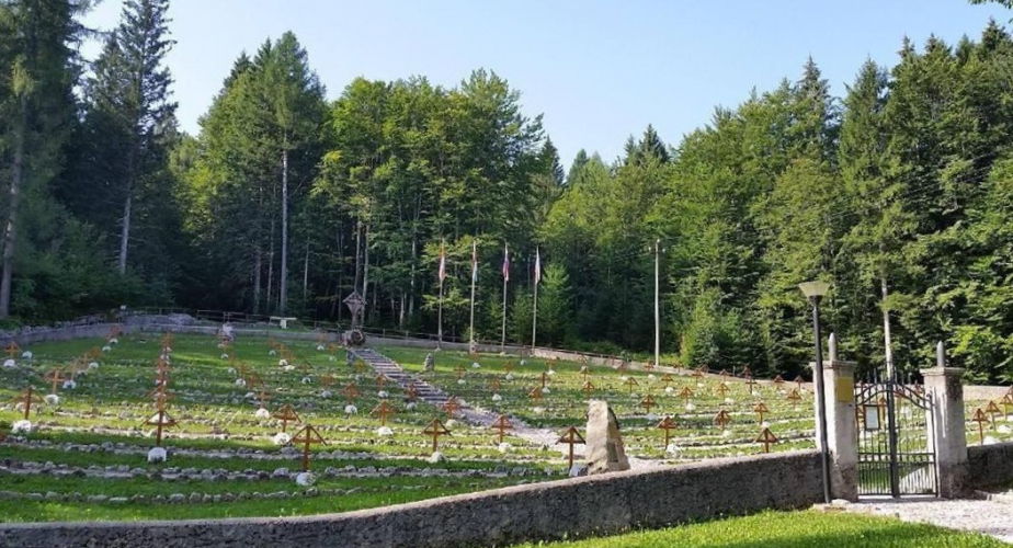 Itálie, Campana (Tonezza del Cimone) – nachází se zde více než 1 000 padlých rakousko-uherských vojáků. Hřbitov byl obnoven v roce 2006 jako symbolické místo smíření.