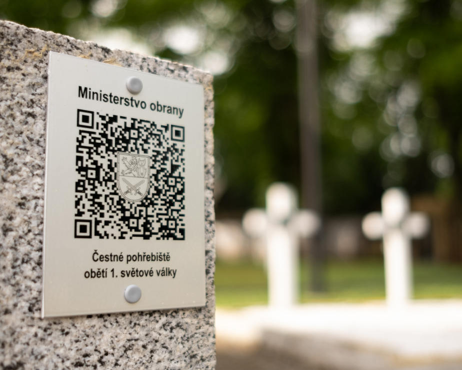 Informační destička s QR kódem na Čestném pohřebišti obětí 1. světové války na Olšanských hřbitovech v Praze.