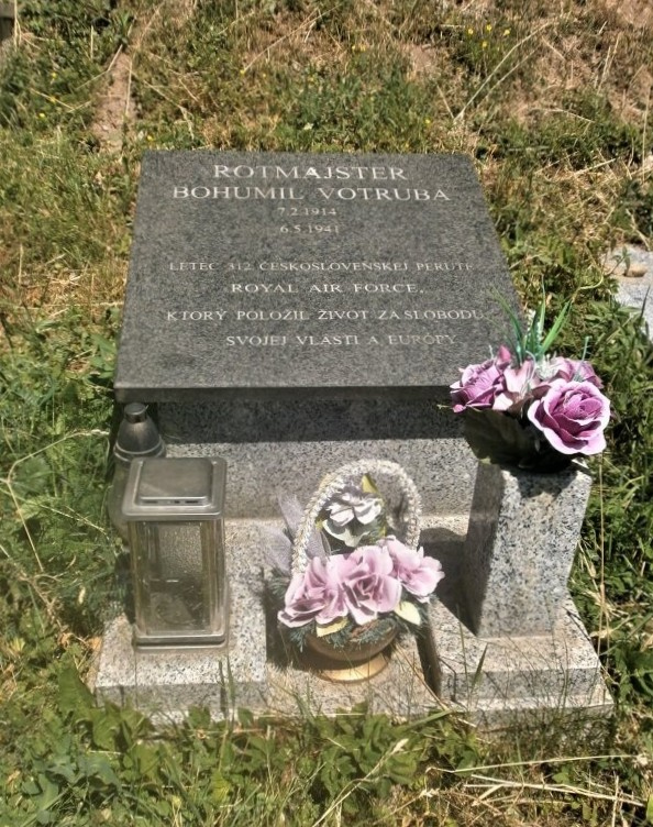 Urna s prstí z hrobu Bohumila Votruby byla v roce 2009 uložena do symbolického hrobu na hřbitově v Podbrezové. 