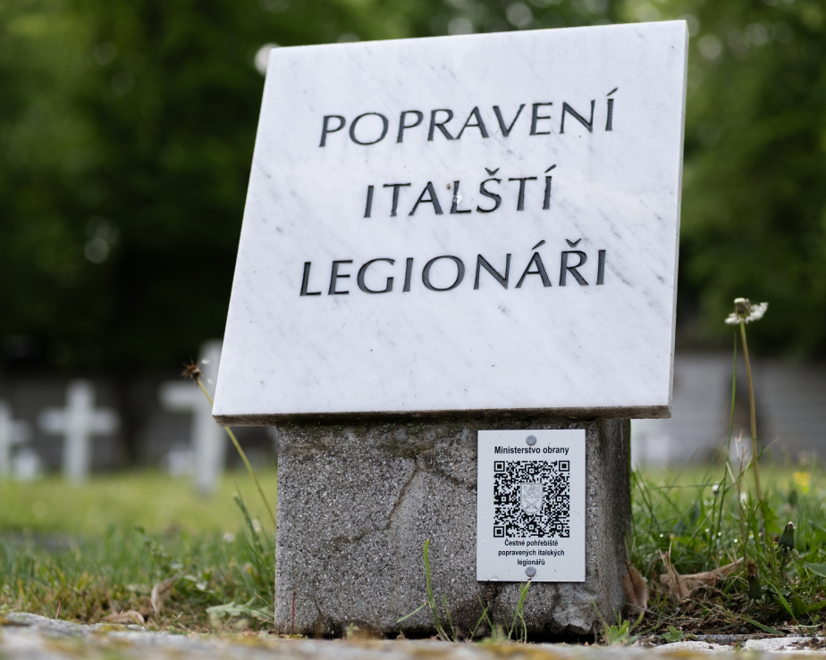 Informační destička s QR kódem na Čestném pohřebišti popravených italských legionářů na Olšanských hřbitovech v Praze.