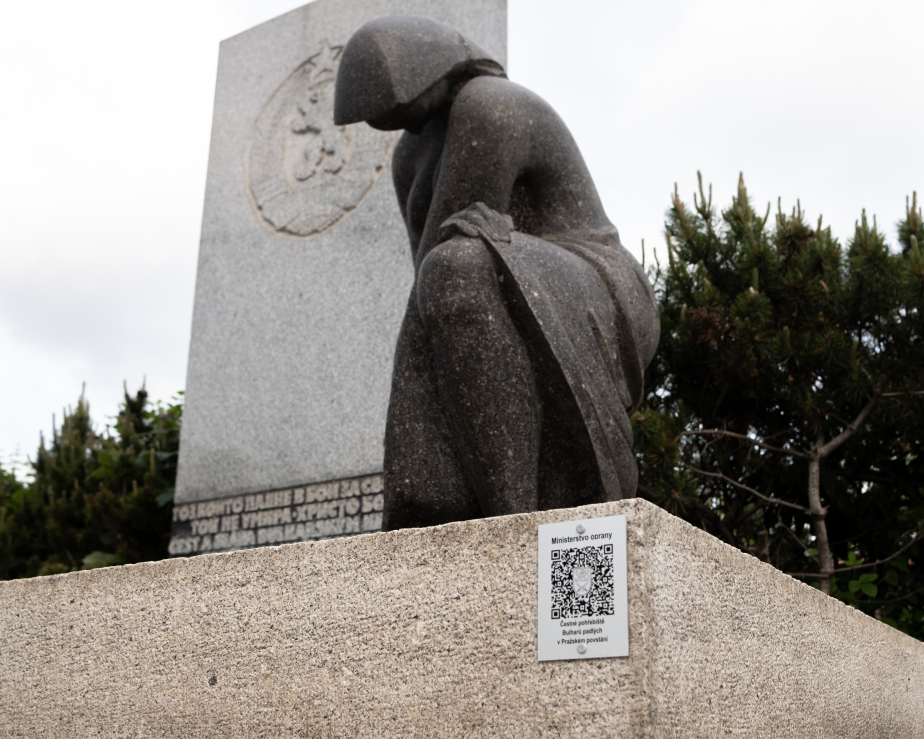 Informační destička s QR kódem na Čestném pohřebišti Bulharů padlých v Pražském povstání na Olšanských hřbitovech v Praze.