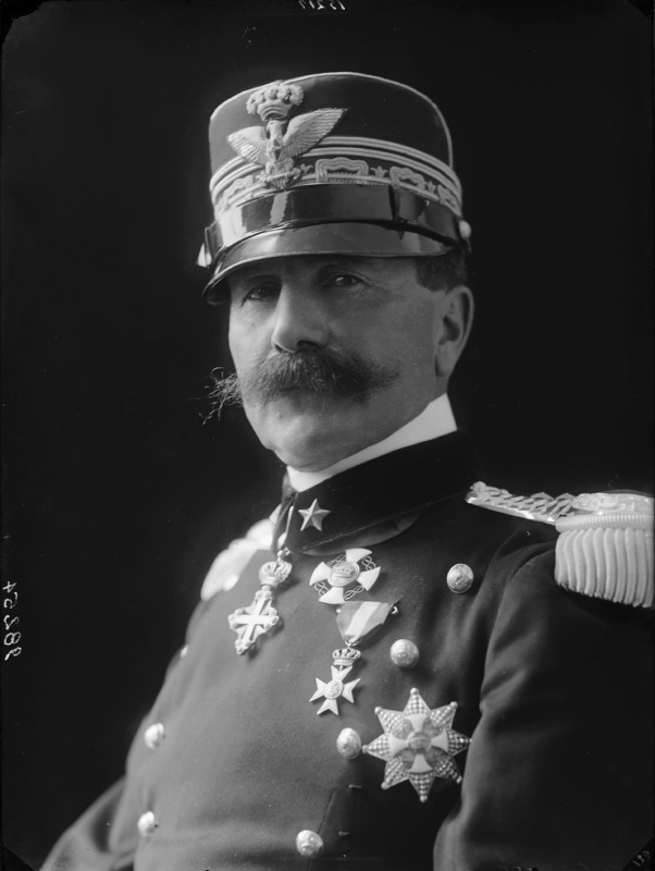 Generál Roberto Brusati (1850–1935), velitel 1. armády. Dne 8. května byl generálem Cadornou odvolán z velení a nahrazen generálem Guglielmem Pecorim Giraldim, osm dní před zahájením rakousko-uherské trentinské ofenzivy.