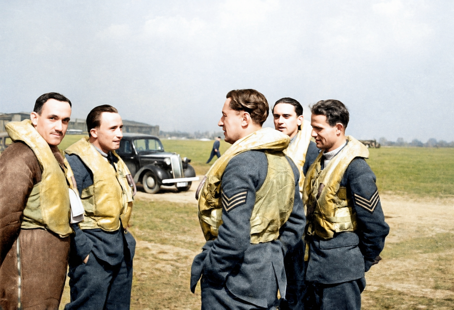 Českoslovenští piloti sloužící u 46. stíhací perutě RAF. Zleva: F/L Karel Mrázek, Sgt. Prokop Brázda, Sgt. Josef Gutvald, Sgt. Jiří Řezníček, Sgt. Ladislav Uher. Fotografie byla pořízena v dubnu 1941. 