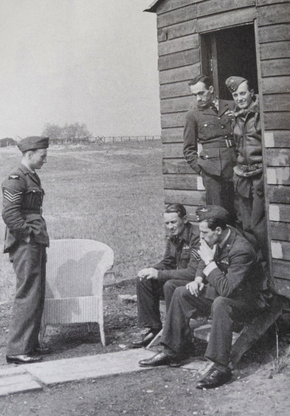 Stojící zleva: Sgt. Bohumil Dubec, F/L Karel Mrázek, F/O Alois Hochmal; sedící zleva: Sgt. Josef Gutvald, F/O Karel Kasal. Fotografie byla pořízena v den smrti Josefa Gutvalda. 