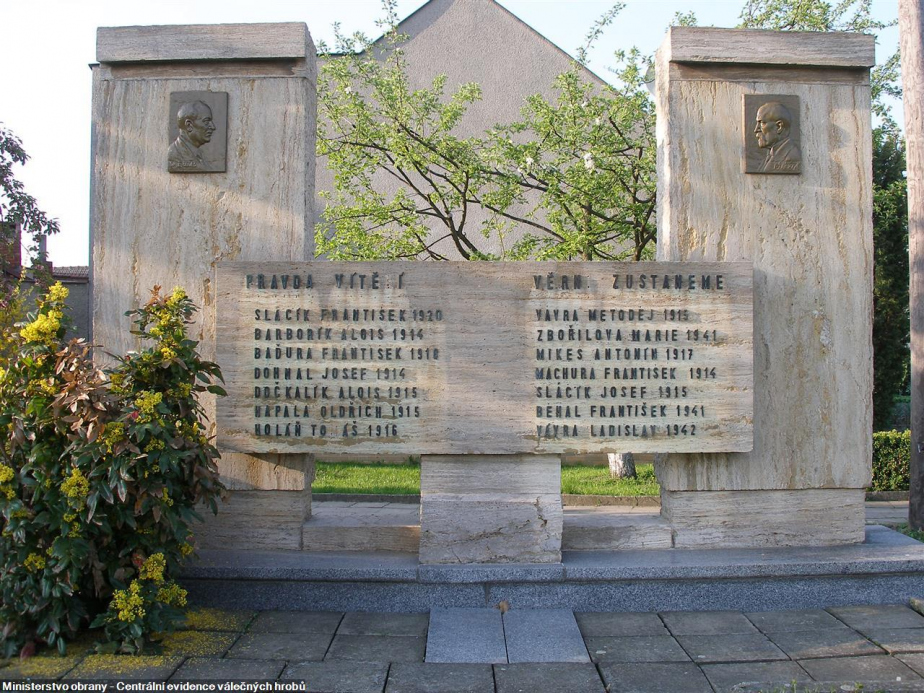 Monumentální památník z travertinu věnovaný obětem obou světových válek v Želatovicích připomíná i letce Františka Běhala. 