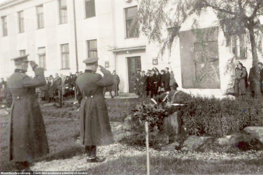 Původní pomníku 52 padlých roty Nazdar v Trutnově, odhalený 9. května 1936.