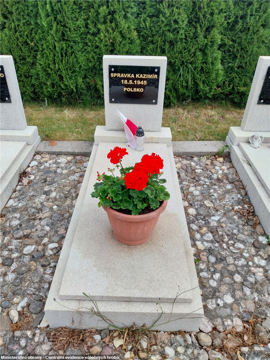 Hrob polského občana Kazimira Spravky, osvobzeného z nacistické internace, ve Frýdlantě.
