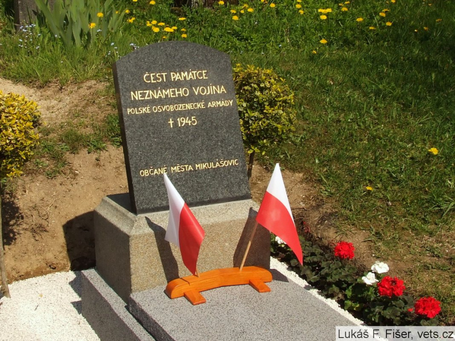 Hrob „neznámého vojína“ Edarda Krzyzanowského v Mikulášovicích.