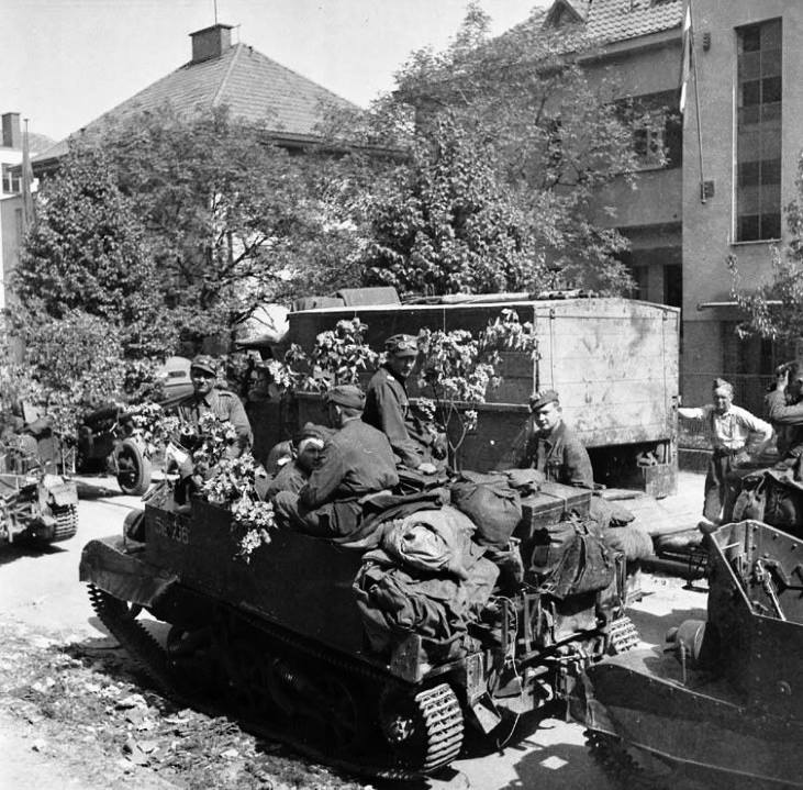 Polské obrněné transportéry v mělnické Macharově ulici.