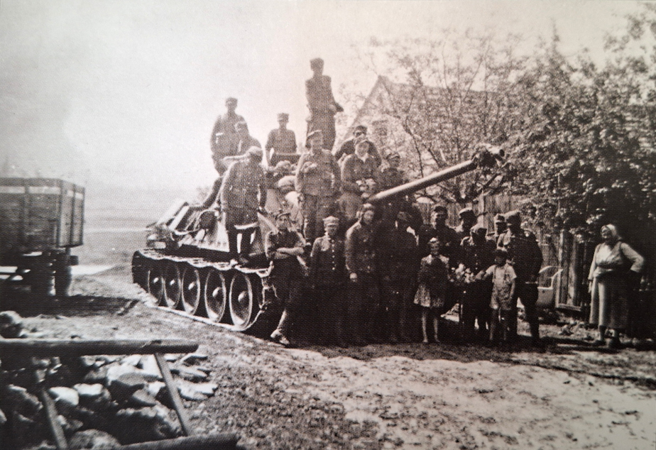 Polské samohybné dělo SU–85 v Líbeznici při postupu na Prahu 11. května 1945.
