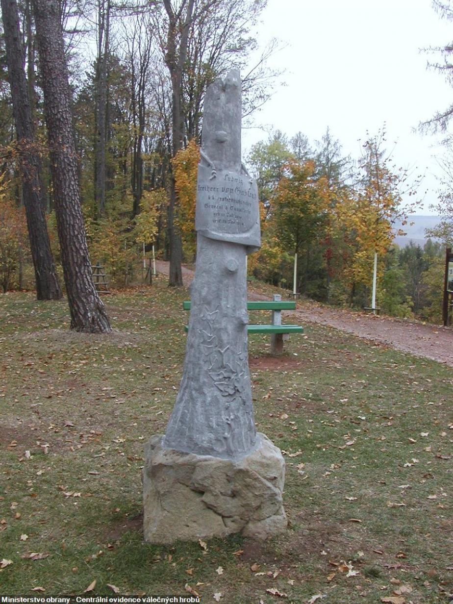 Původní náhrobek generála Gablenze, jenž byl přenesen ze hřbitova v Curychu v roce 1905, na vrchu Šibeník.