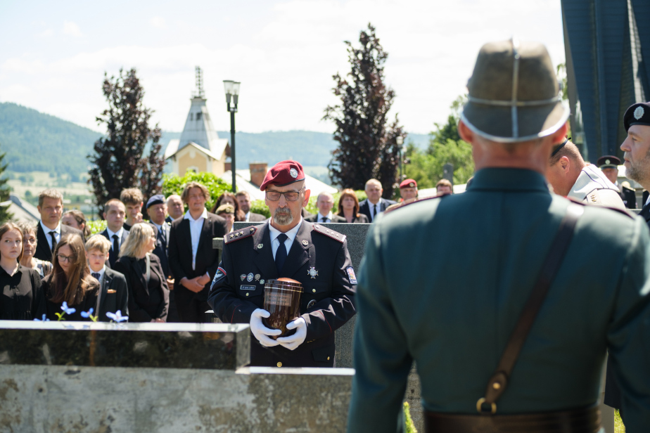 Fotografie z pohřbu strážmistra Viléma Lehera ve Vrbně pod Pradědem.