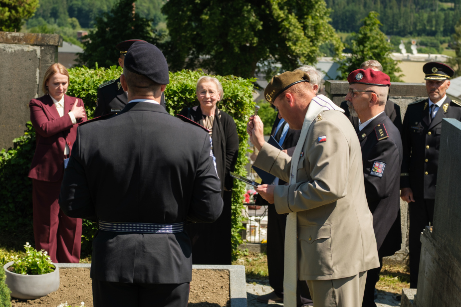 Fotografie z pohřbu strážmistra Viléma Lehera ve Vrbně pod Pradědem.