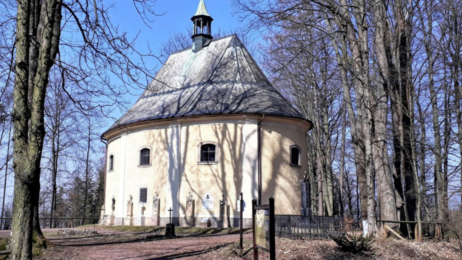 Kaple sv. Jana Křtitele na Jánském vrchu. Kolem se rozprostírá vojenský hřbitov, na kterém jsou pohřbeni nebo připomenuti padlí obou armád z bitvy u Trutnova.