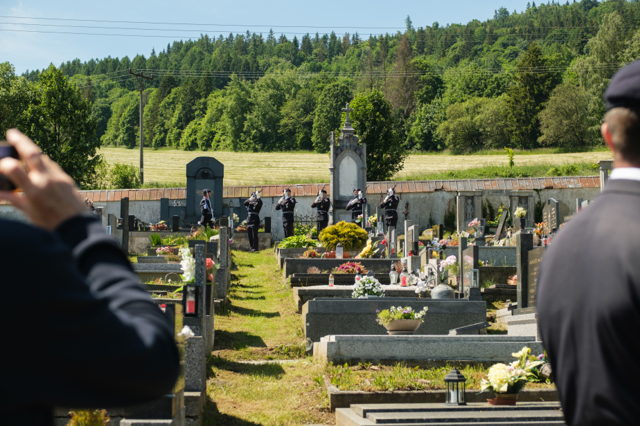 Fotografie z pohřbu strážmistra Viléma Lehera ve Vrbně pod Pradědem.