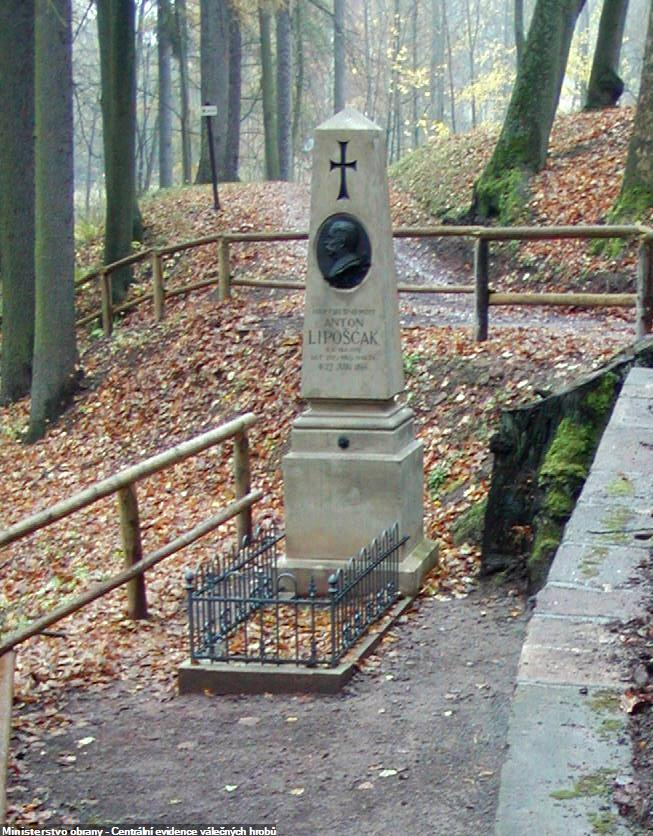Hrob majora Antona Lipoščáka nacházející se v okolí Jánského vrchu.