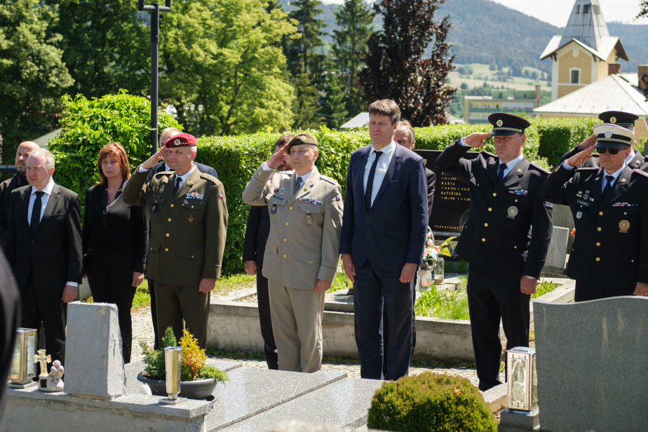 Fotografie z pohřbu strážmistra Viléma Lehera ve Vrbně pod Pradědem.