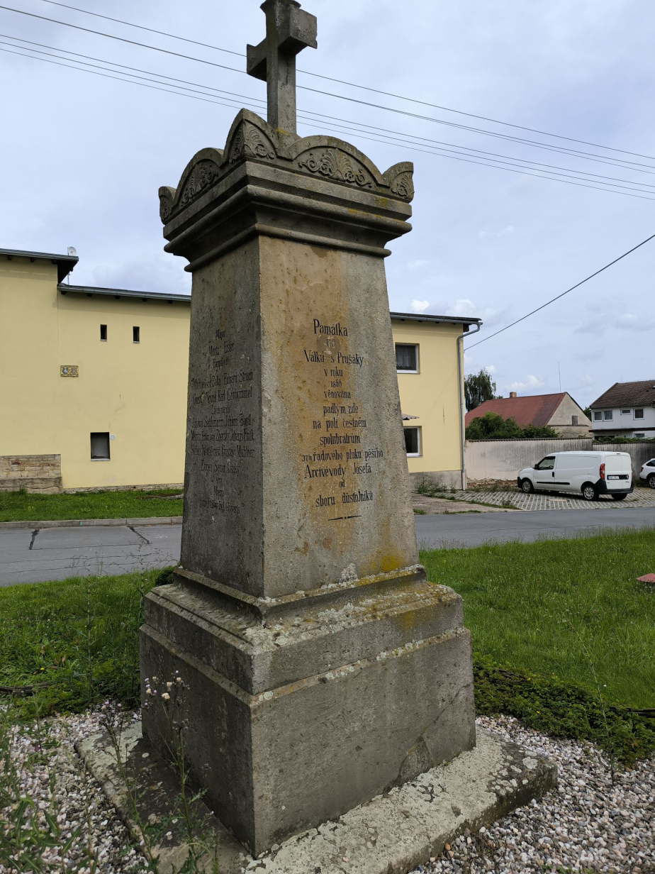Pomník v obci Svinišťany byl postaven na počest příslušníků rakouského pěšího pluku č. 37 jejich spolubojovníky. Tento pluk nesl v průběhu bitvy v těchto místech největší tíhu bojů.