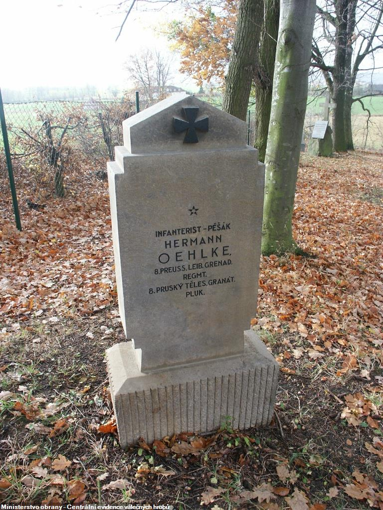 Pomník pruského pěšáka Hermana Oehlkeho na vojenském hřbitově ve Kbelnici.