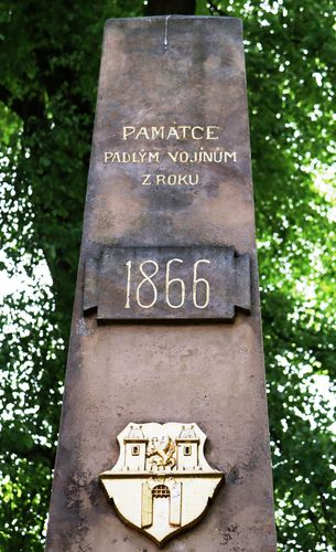 Detail horní části pomníku s nápisem „Památce padlých vojínů z roku 1866“.