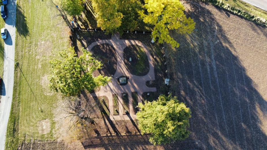 Letecký pohled na zrenovovaný vojenský hřbitov v České Skalici. Povšimněte si obnovené mlatové cestičky do podoby lidské lebky. 