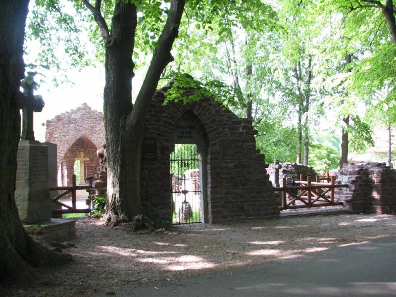 Vojenský hřbitov v Aleji Kateřiny Zaháňské v Náchodě. Hřbitov byl založen roku 1867 z iniciativy tehdejšího majitele náchodského panství Viléma prince ze Schaumburg-Lippe.