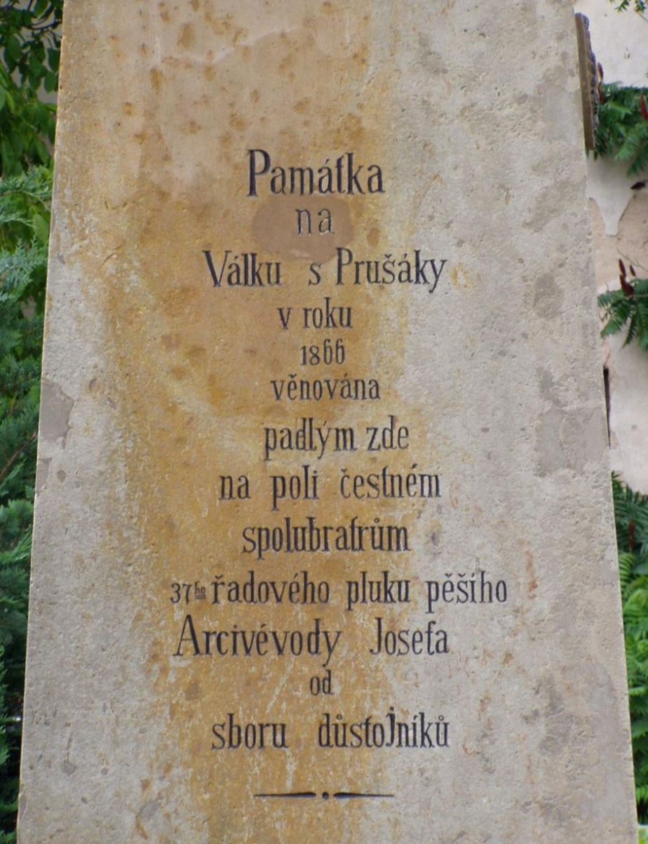 Detail nápisu na pomníku