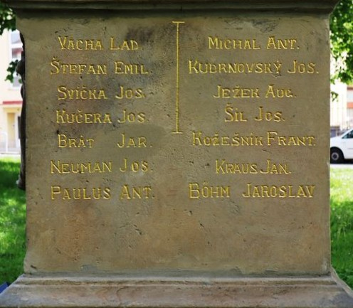 Detail spodní části pomníku se jmény padlých.