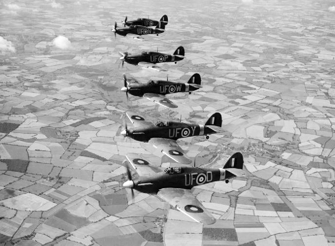 Šest letounů Hawker Hurricane Mk.IIB z 601. perutě RAF ve formaci nad hrabstvím Essex; 21. srpen 1941