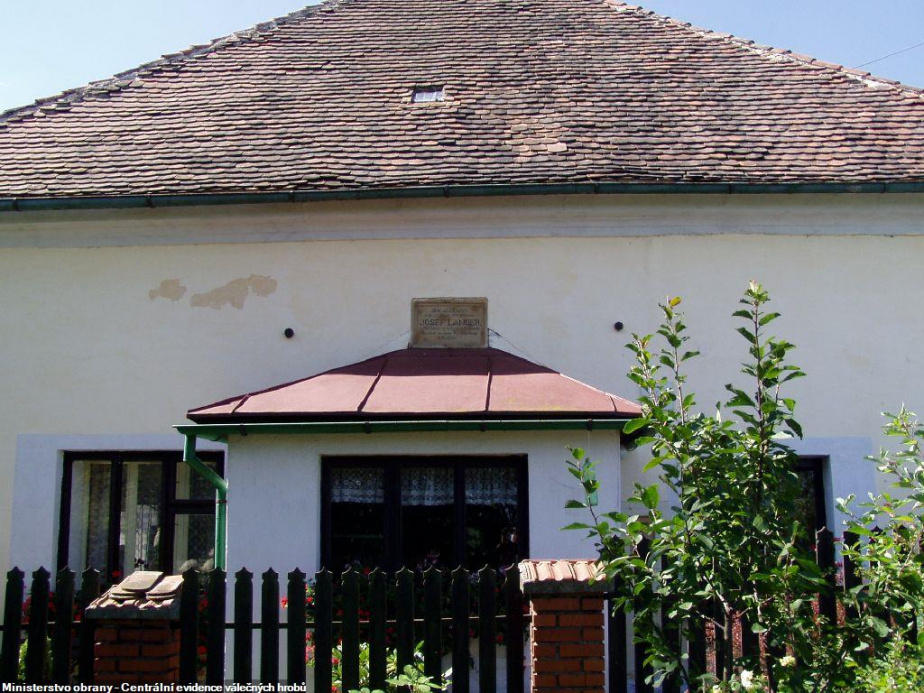 Pamětní deska na štítové stěně nad vstupem do domu.