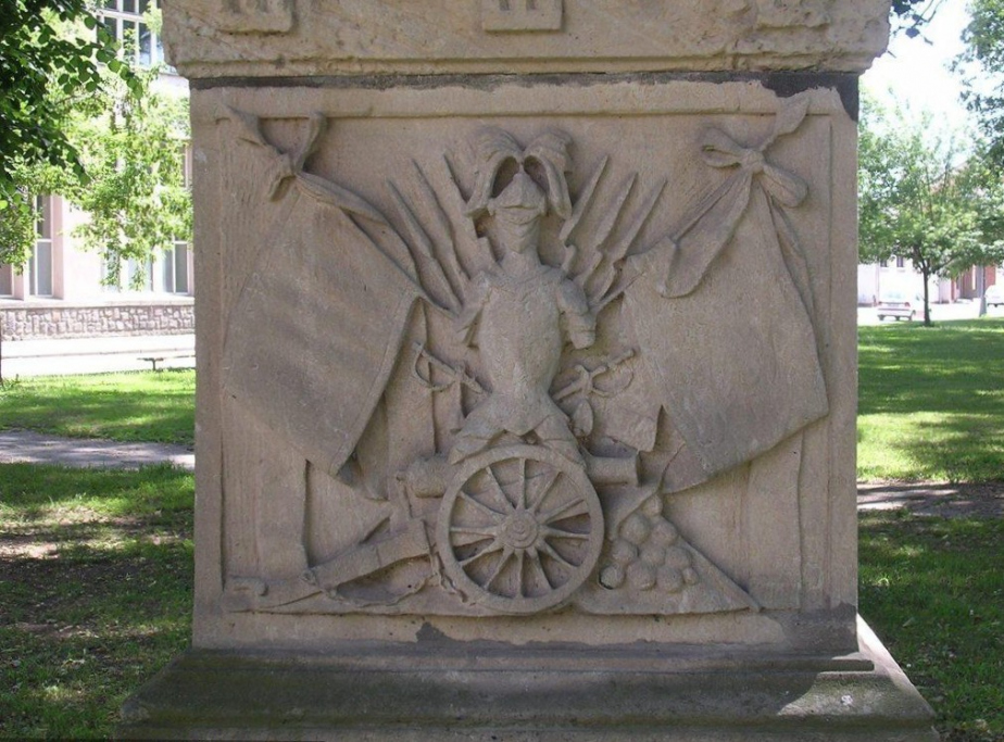 Detail reliéfu Centrálního pomníku všem padlým ve válce roku 1866.