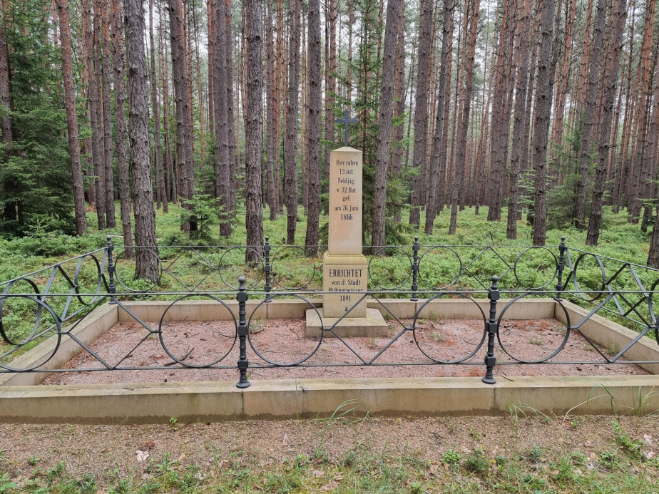 Jeden z více pomníků z bojů prusko-rakouské války u Kuřívod po obnově. 