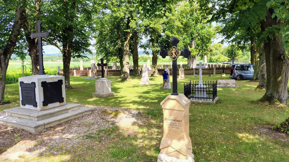 Pohled na vojenský hřbitov z roku 1866 v České Skalici. 