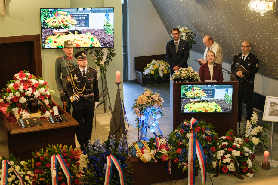 Fotografie z pohřbu strážmistra Viléma Lehera ve Vrbně pod Pradědem.