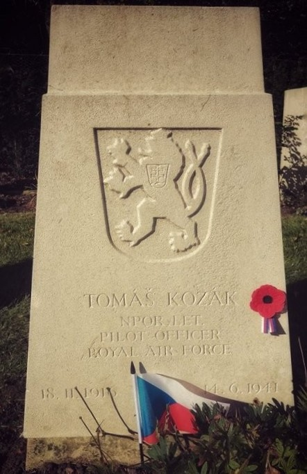 Hrob plk. i. m. Tomáše Kozáka na vojenském hřbitově St. Andrew v hrabství Essex (hrob č. 3, řada č. 2)