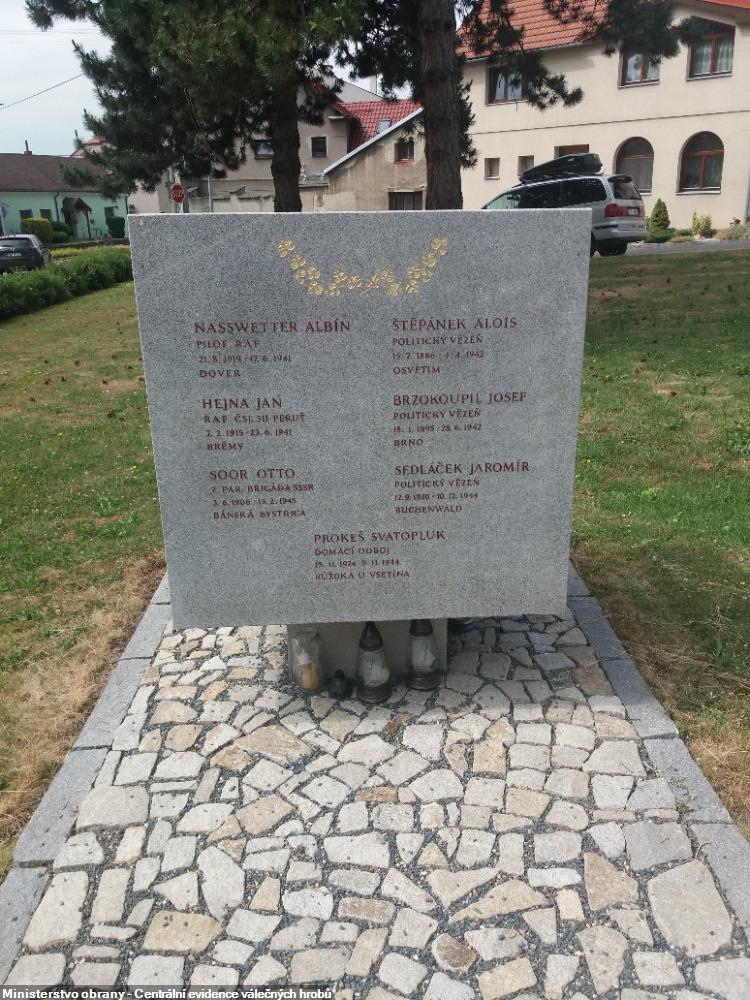 Na pomníku ve tvaru kostky z leštěné šedé žuly v Dolanech v Olomouckém kraji je z boční strany vytesáno jméno Albína Nasswettera. 