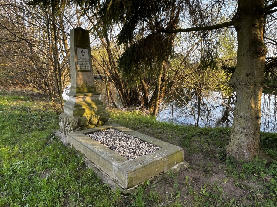 Pomník věnovaný padlým rakouským myslivcům z bojů u Podolí. 