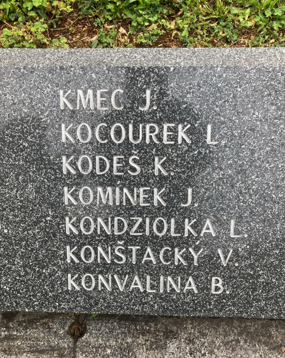 Jména Josefa Komínka je zvěčněno i na pomníku letců v Praze-Bubenči. 