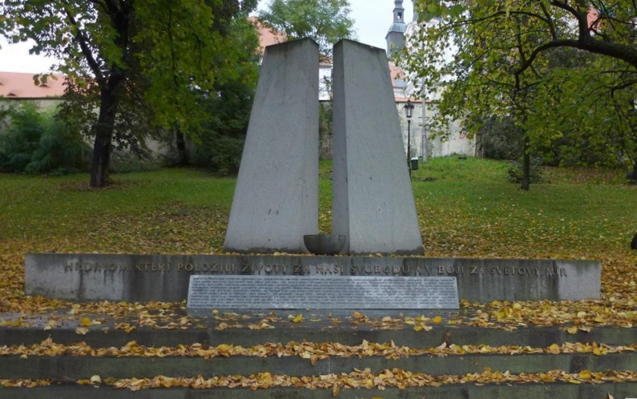Na pomníku obětem druhé světové války v Klatovech je uvedeno 139 jmen, včetně jména Tomáše Kozáka
