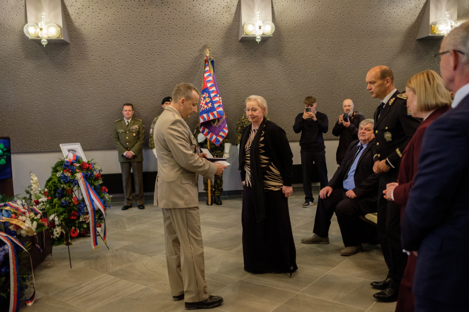 Fotografie z pohřbu strážmistra Viléma Lehera ve Vrbně pod Pradědem.